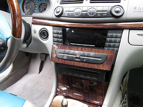 В салоне автомобиля Mercedes Benz E Class W 211. Приборы, на смену которым придёт компьютер, выдвинувшаяся панель с кнопками.