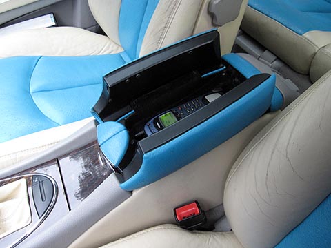 Подлокотник с обустроенным местом для мобильного телефона. Car-PC для Mercedes E Class, W 211, Audio 20.