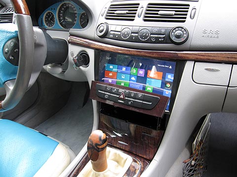 В салоне автомобиля Mercedes Benz E Class W211 смонтирован CarPC, 10,1-дюймовый работающий дисплей, встроенный в центральную консоль, выдвинувшаяся панель с кнопками.