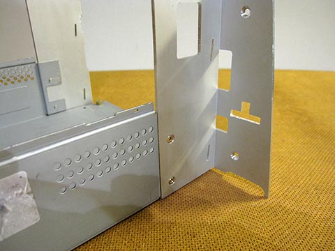 Корпус. Места крепления. Car-PC для Mercedes E Class, W 211, Audio 20.