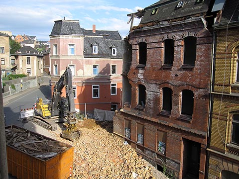 В июне 2018 года был снесён исторический  дом напротив, который был построен из облицовочного и морозостойкого кирпича.