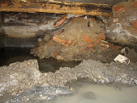 Под домом в яме постоянно стояла вода, которую всасывали стены.