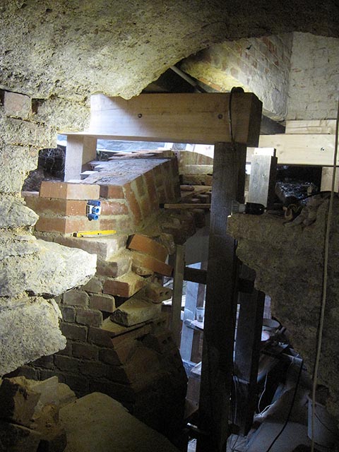 Будущая арка под стеной. Арочный проём 2 метра.