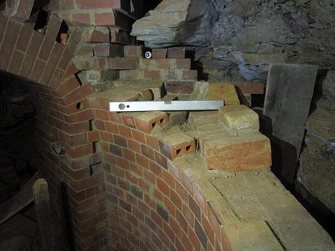 Стена плавно переходит в купол. Кирпичи уже кладутся под уклоном.