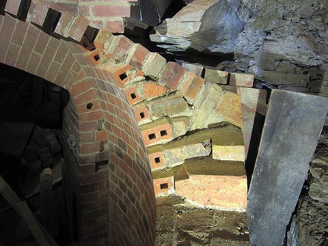 Стена и арка плавно переходят в купол. Каждый кирпичик подпиливается под определённым углом и кладётся под уклоном.