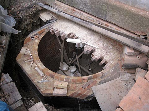 Вид сверху на техническое помещение на месте бывшей отхожей ямы. Частично готов свод. В будущем свод и купол соединятся.