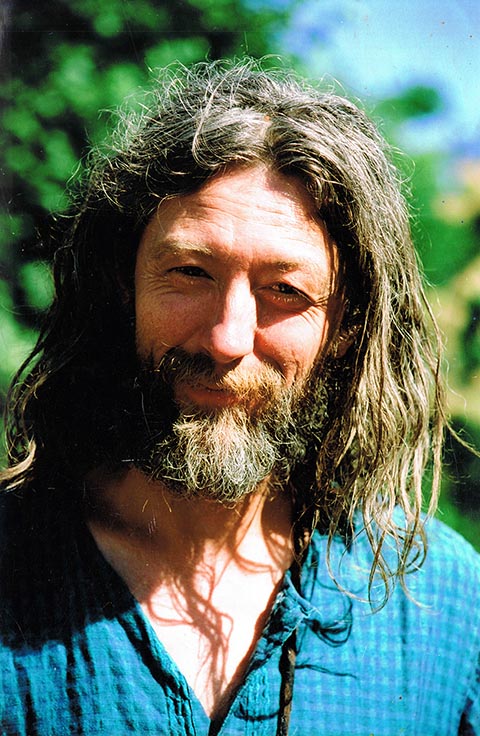 István Jeszenszky (Istvan Sky) in einem türkisfarbenen Hemd vor einem grünen Baum und dem Himmel. Porträt. 2007.