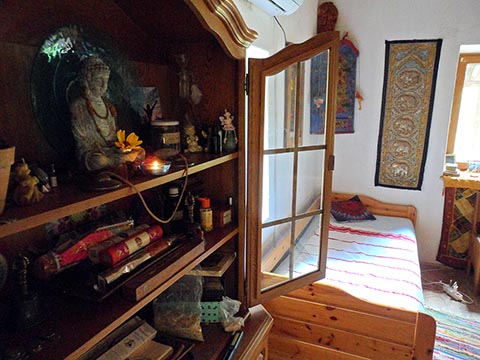 Innenraum des Hauses von István (Istvan Sky) Napfényszentély in Szentbékkállá, Ungarn. Blick auf den Altar.