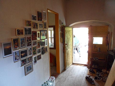 Flur im Haus von Istvan Sky im Jahr 2026, an der Wand gerahmte Fotos. Szentbékkállá.