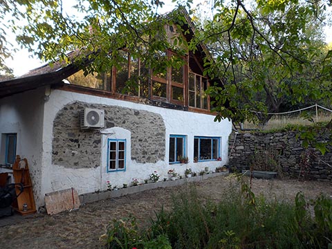 Haus Napfényszentély in Szentbékkállá. Konzertfenster.