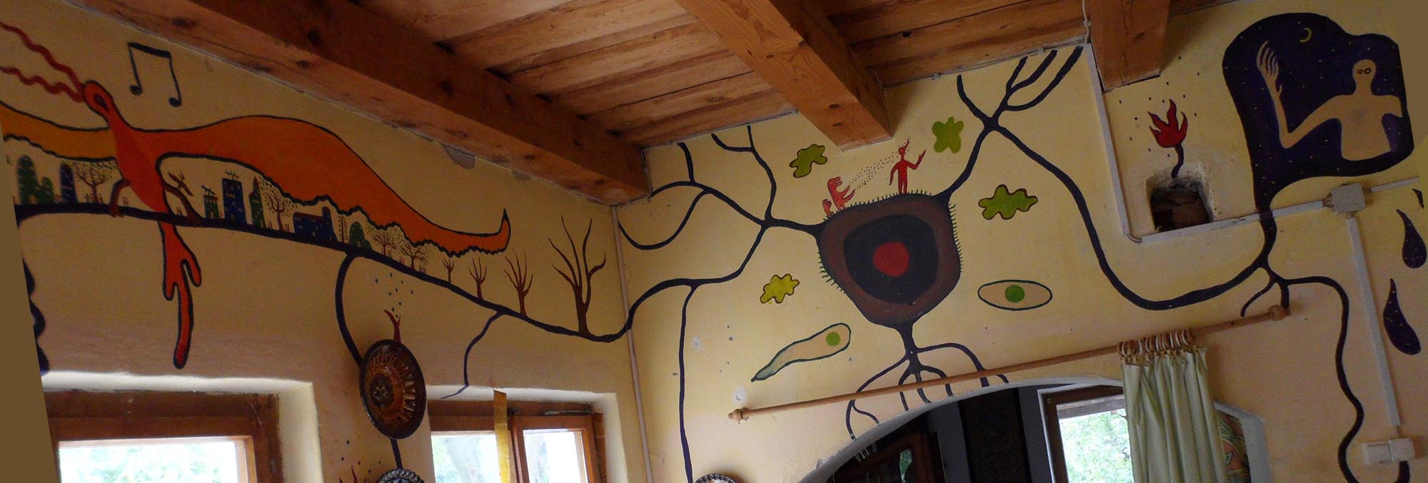 Haus von Istvan Sky (István Sky), Napfényszentély in Ungarn, in Szentbékkállá. Wandmalerei in der Küche. Surrealistischer Baum, Mensch, Vogel.