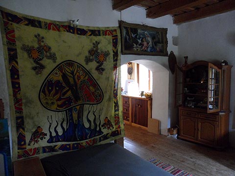 Innenraum des Hauses von István (Istvan Sky) Napfényszentély in Szentbékkállá, Ungarn. Vorderzimmer.