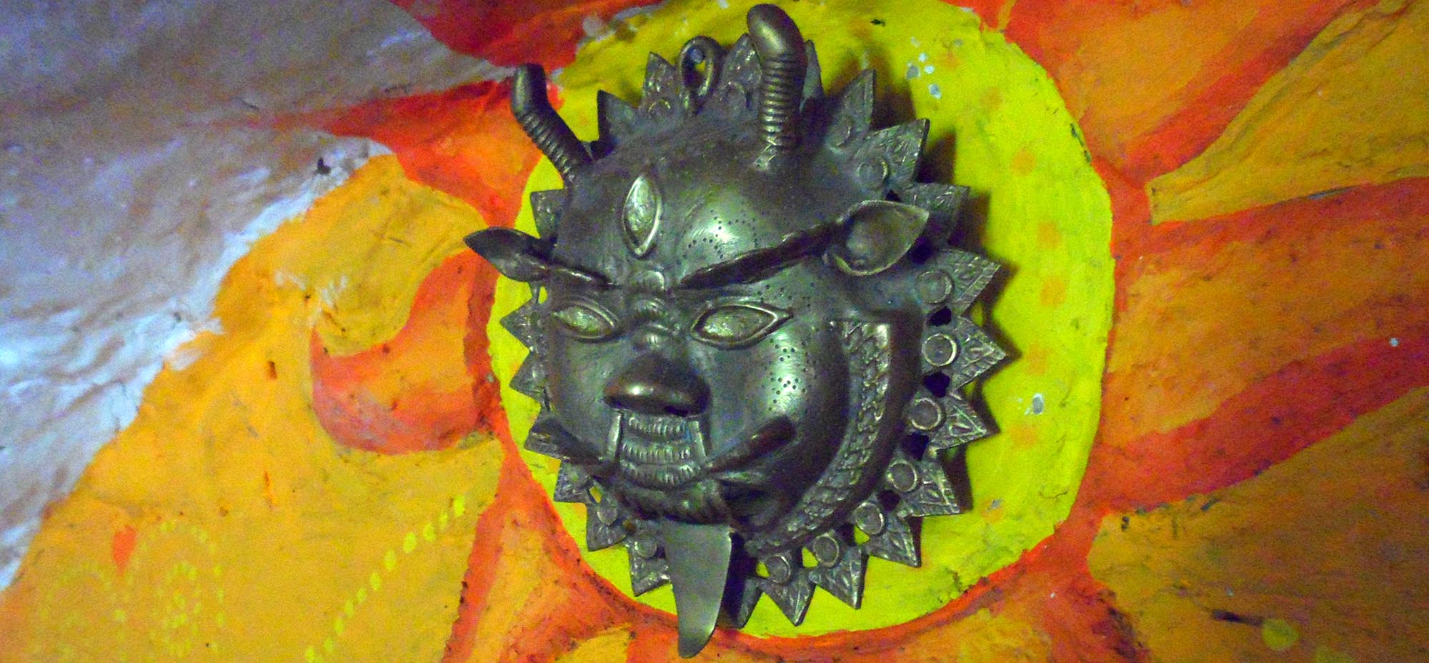 Sonne. In der Mitte die rituelle Maske der Schutzgottheit Mahakala (Yamantaka), die böse Geister vertreibt und das Haus schützt. Bogen über der Kellertür. Haus von Istvan Sky (István Sky).