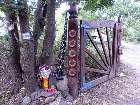 Breites, charakteristisches Holztor mit der Aufschrift „Isten Hozott Szeretettel“ vor dem Haus von István (Istvan Sky).