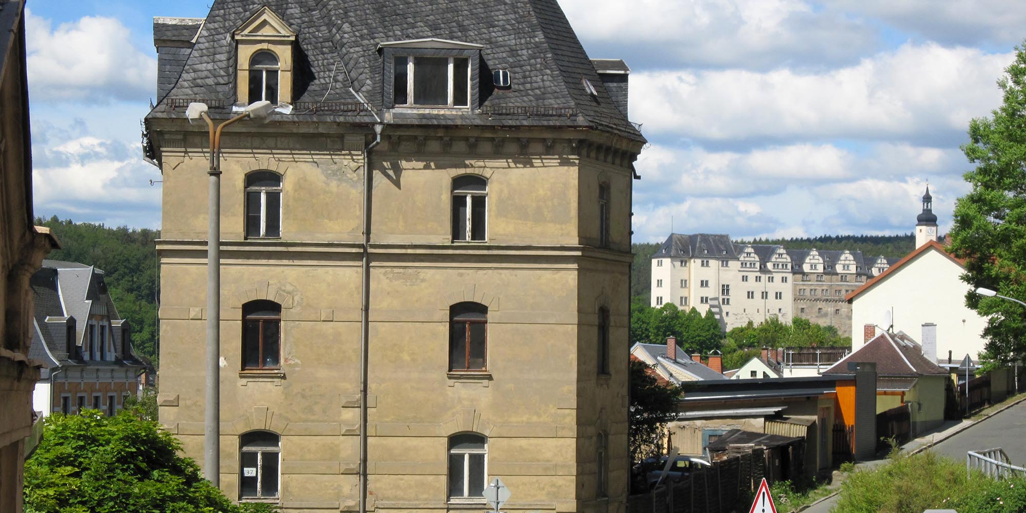 Доходный дом Виктора Дителя в Грайце. На заднем плане Верхний замок.