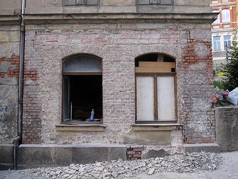 Фасадная стена в 2023 году после удаления штукатурки.