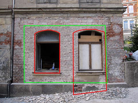 Фасадная стена в 2023 году, красным выделена ранее существовавшая дверь, бывшая большая витрина выделена зелёным.