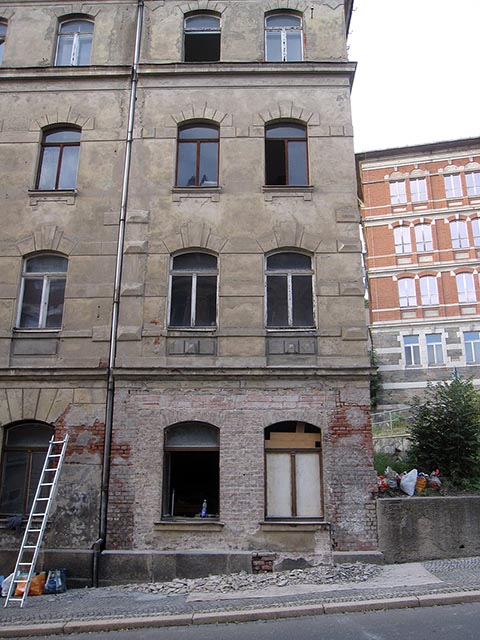 Фасадная стена, видна симметрия окон.