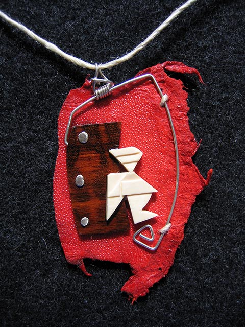 Autorenarbeit von Alexander Babel. Anhänger „Sumerischer Mensch“ (Perlrochenleder, Mammutstoßzahn, Schlangenholz, Silber).