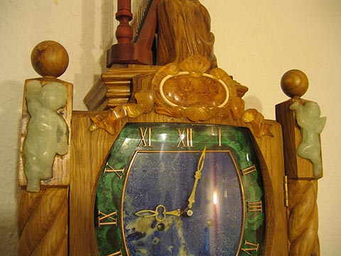 Напольные часы (grandfather clock). Авторская работа Александра Бабеля. Розетка на верхней дверце. Мозаика из янтаря с рамочкой из кости мамонта.