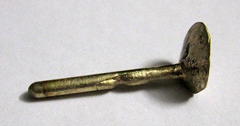 Gegossener Goldrohling Ø 3,5 mm × 30 mm. Antike Tischuhr mit Spindelhemmung. Herstellung des Minutenzeigers.