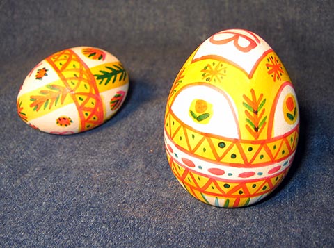 «Пасхальные яйца». Филимоновская игрушка. 2000 г. Сделана на уроках прикладной композиции в детской художественной школе г. Новомосковска (Россия).