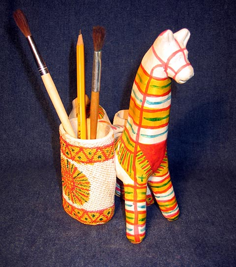 «Лошадь». Филимоновская игрушка. 2000 г. Сделана на уроках прикладной композиции в детской художественной школе г. Новомосковска (Россия).