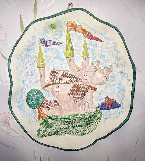 Розетка «Замок». Глина. 2000 г. Работа периода учёбы в детской художественной школе г. Новомосковска (Россия).