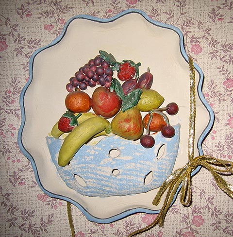 Розетка «Ваза с фруктами». Глина. 2000 г. Работа периода учёбы в детской художественной школе г. Новомосковска (Россия).