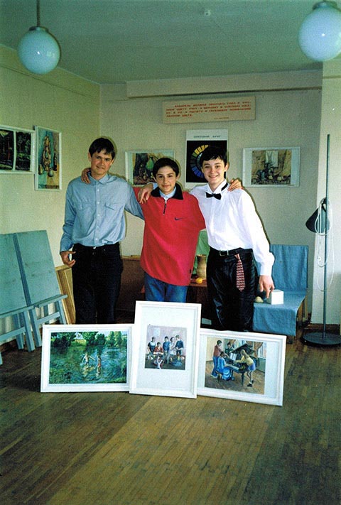 Michail Dronow, Artjom Machanow und Alexander Babel mit ihren Abschlussarbeiten in Staffeleikomposition im Klassenraum der Kunstschule. 2001.