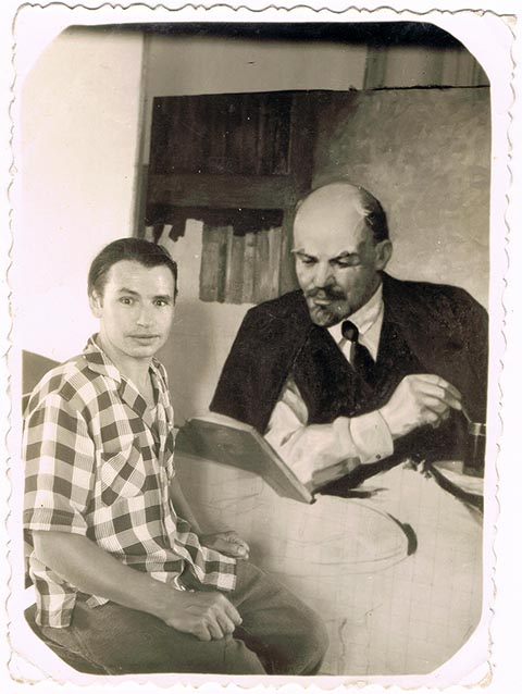 Skorobogatow Pawel Pawlowitsch, Großvater mütterlicherseits, sitzt neben einem Porträt von W. I. Lenin. Sie wirken wie zwei Freunde.