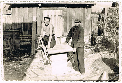 Grandfather builds a house in Novosybkov