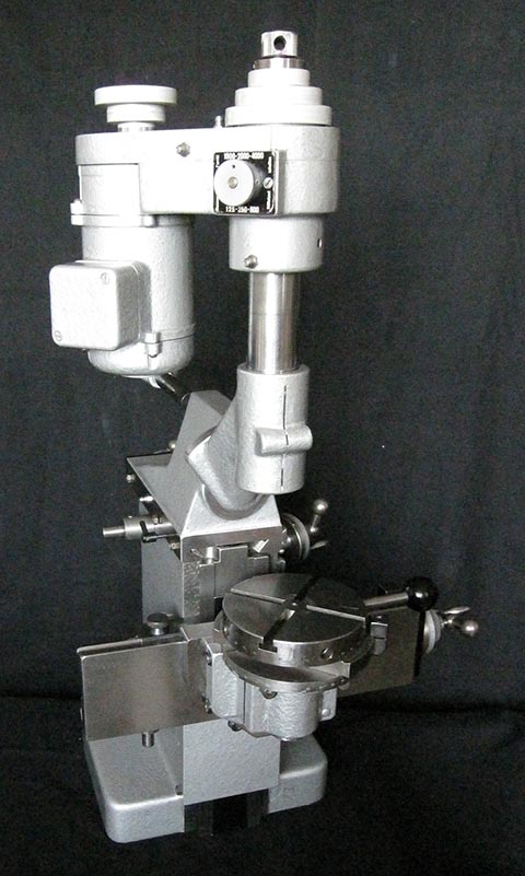 Aciera F1 milling machine, general view with spindle in vertical position, rotary table.