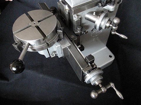 Aciera F1 milling machine, close-up of the rotary table.