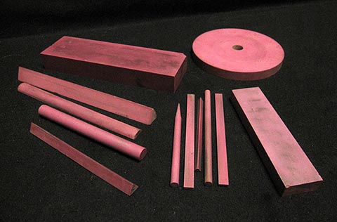 Sinterrubin Degussit in verschiedenen Formen und Größen.