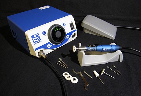 Poliersystem JoKe ENESKA 3-2 von Joisten & Kettenbaum, Steuergerät, Fußpedal, verschiedene Polieraufsätze.