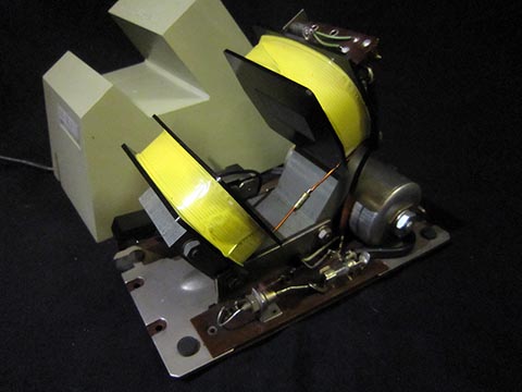 Размагничивающий прибор, MagnOmatic, со снятой крышкой, вид спереди.