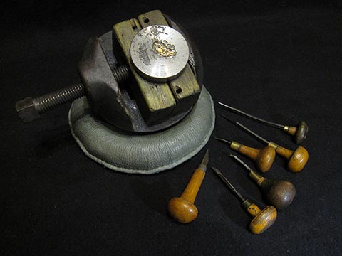 Gravierwerkzeug, Gravierstichel und Gravierkugel.