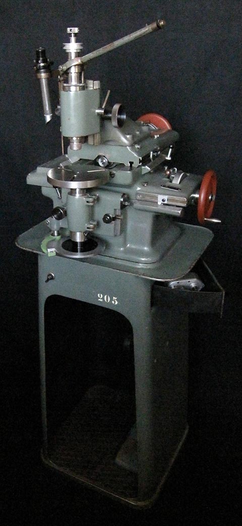 Линейно-сверлильный станок Henri Hauser, тип M1. Общий вид станка на тумбе.