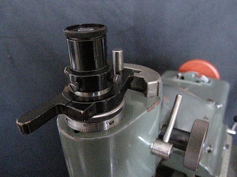 Линейно-сверлильный станок Henri Hauser M1, центрировочный микроскоп с 35-кратным увеличением в вертикальном суппорте.