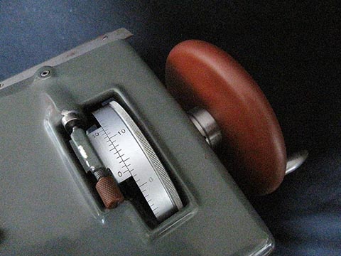 Линейно-сверлильный станок Henri Hauser M1, метрическая шкала с точностью до тысячной миллиметра.