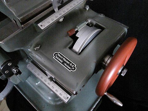 Линейно-сверлильный станок Henri Hauser M1, метрическая шкала с точностью до тысячной миллиметра, две линейки.