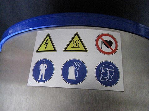 Индукционная печь Indutherm MC15, Walzbachtal (Германия). Преждупреждающие знаки техники безопасности.