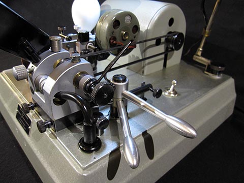 Jean Widmer-Steiner zum Auswuchten einer Schraubenunruh Typ 2, bei dem der Unruhreif zusammen mit der Welle gebohrt werden kann. Bohrspindel mit Bedienhebeln.