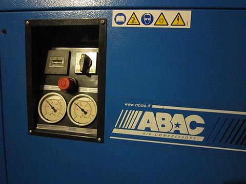Воздушный компрессор ABAC B2800B LN M3. Логотип и индикаторы давления, кнопка аварийного отключения.