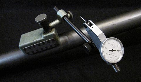 Измерительный щуп на магнитном штативе.