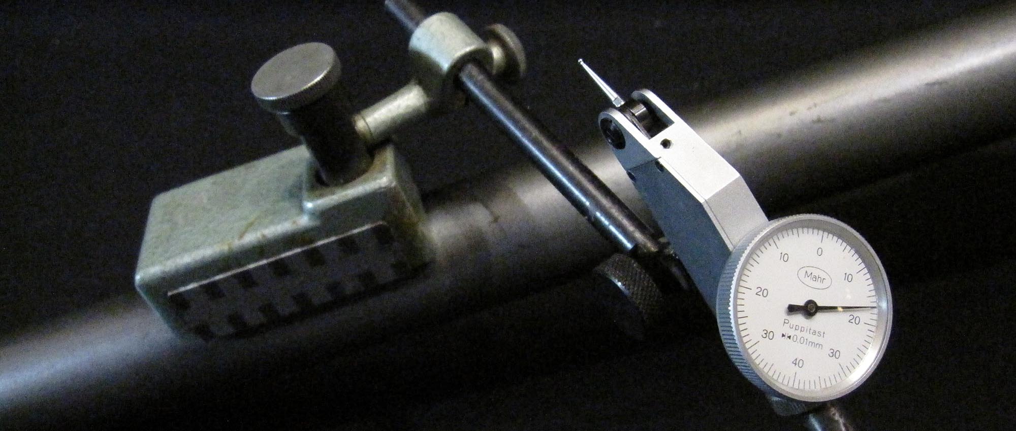 Измерительный щуп на магнитном штативе.