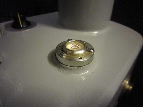 Shimadzu Mikrohärteprüfgerät Typ M, Japan. Libelle (Nivellieranzeige).