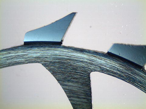 Фрагмент хронометрового колеса, сфотографированного с помощью тринокулярного оптического блока на штативе стереомикроскопа Olympus SZ 61.