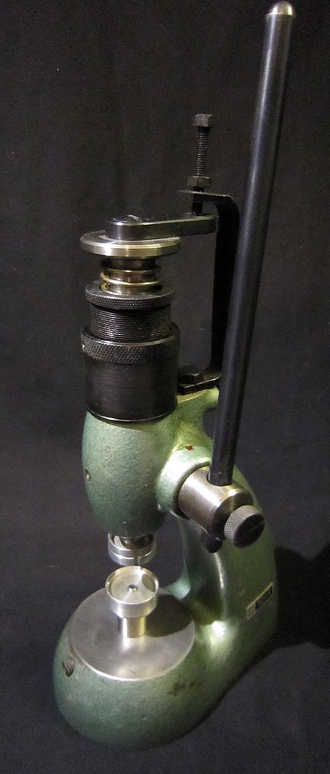 Press Jaggi, Perrin & Cie Machines, Bienne, приспособление для вставления стёкол. Общий вид.